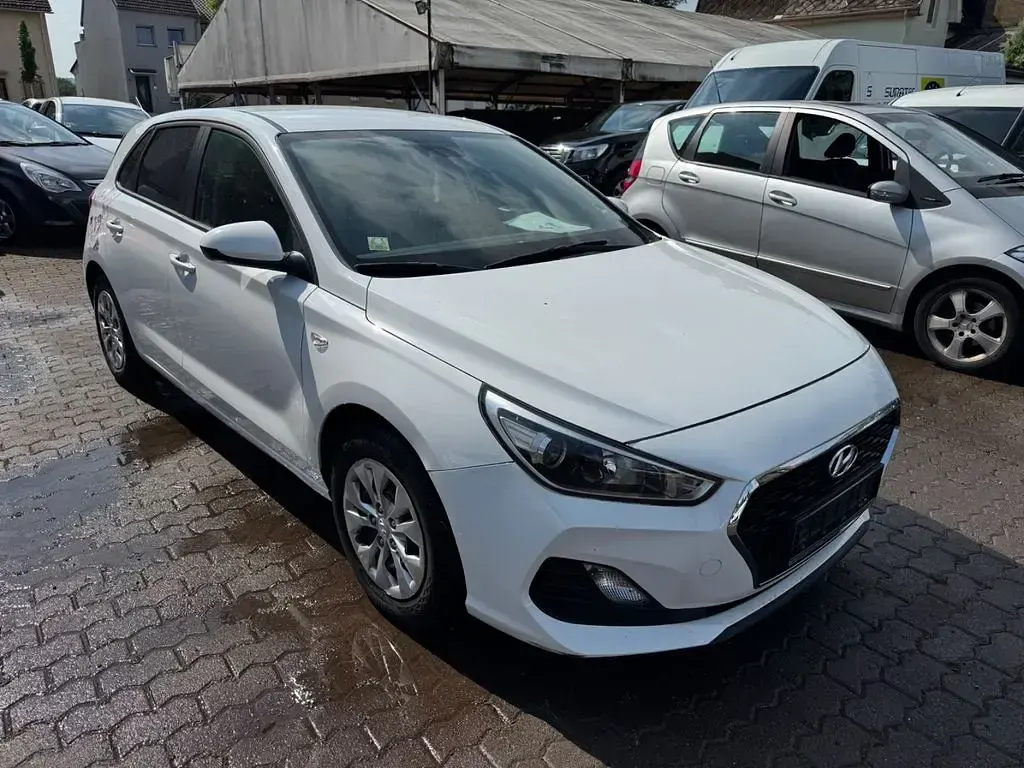Gebraucht Hyundai i30 Pure 99 PS (72 kW) 2018 Weiß Limousine