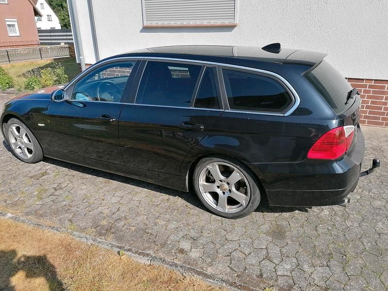 Schwarz Gebraucht 2007 BMW 330 Kombi | 3.800 € (Superpreis) - Bild 1/4