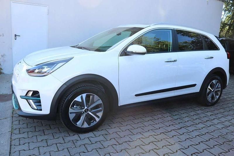 Weiß Gebraucht 2020 Kia e-Niro Spirit SUV | 22.500 € (Etwas zu teuer) - Bild 1/4