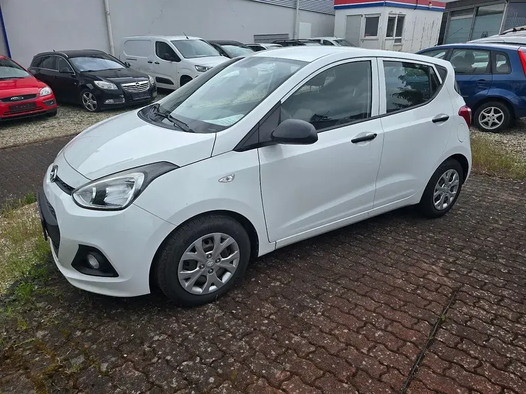 Gebraucht Hyundai i10 Basis 67 PS (49 kW) 2016 Weiß Kleinwagen