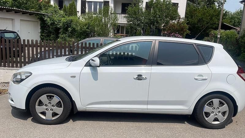 Weiß Gebraucht 2010 Kia Ceed Limousine | 3.000 € (Guter Preis) - Bild 1/3