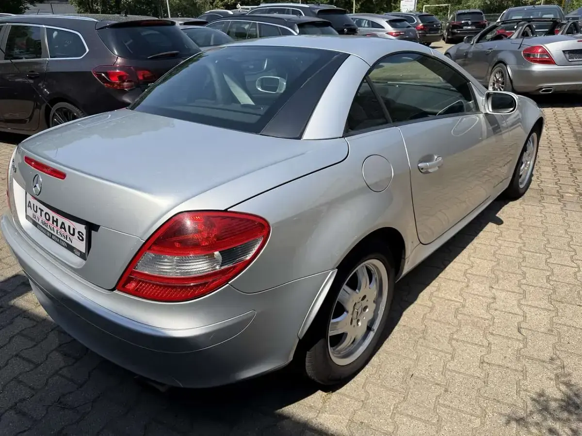 Gebraucht Mercedes SLK200 163 PS (119 kW) 2008 Iridiumsilber  metalliclack Cabrio