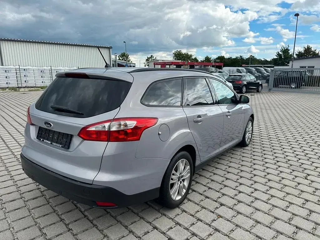 Gebraucht Ford Focus Trend 116 PS (85 kW) 2011 Grau Limousine