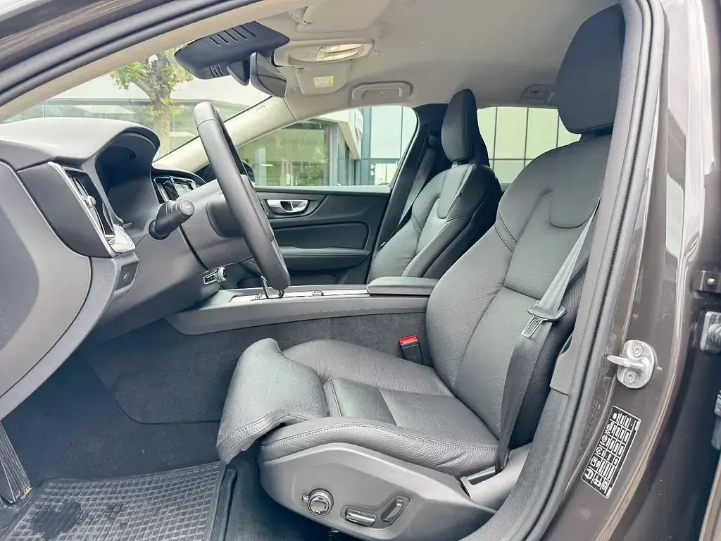 Gebraucht Volvo V60 Plus 197 PS (144 kW) 2025 Grau Kombi