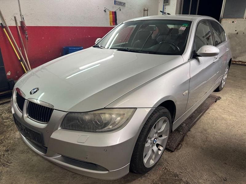 Silber Gebraucht 2006 BMW 330 Comfort Edition Limousine | 3.350 € (Superpreis) - Bild 1/4