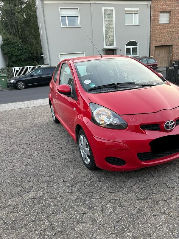 Rot Gebraucht 2009 Toyota Aygo Kleinwagen | 1.000 € (Superpreis) - Bild 1/4