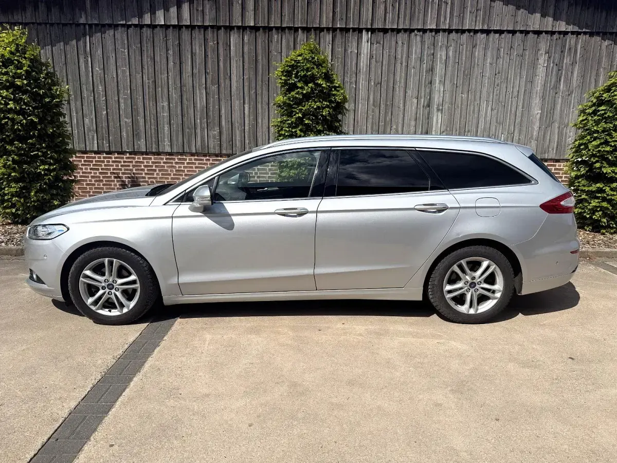 Usado Ford Mondeo Titanium 160 CV (117 kW) 2016 Plateado Familiar