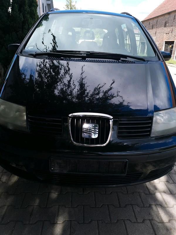 Schwarz Gebraucht 2004 Seat Alhambra Van / Kleinbus | 2.200 € (Teuer) - Bild 1/4