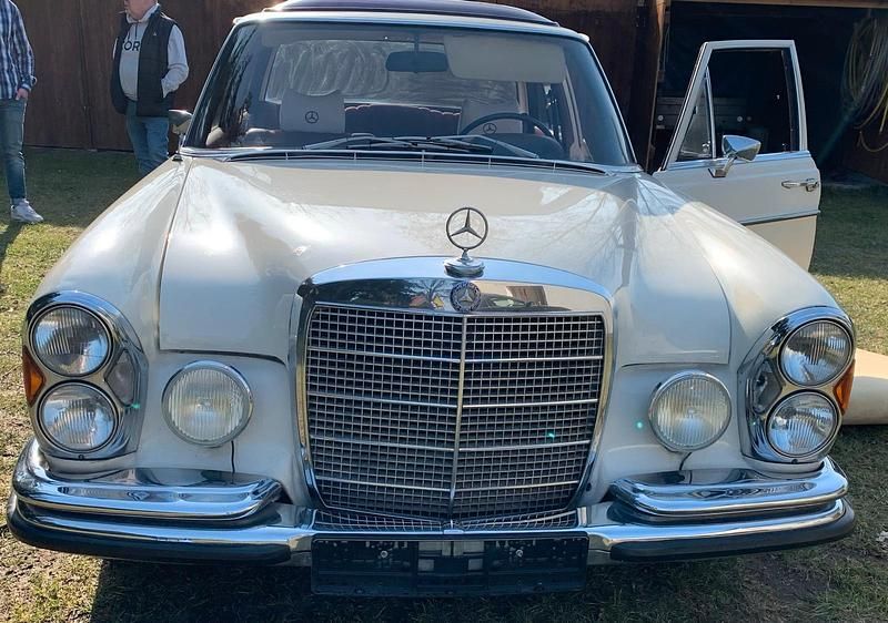 Second-hand Mercedes 280 1972 Alb Berlinǎ