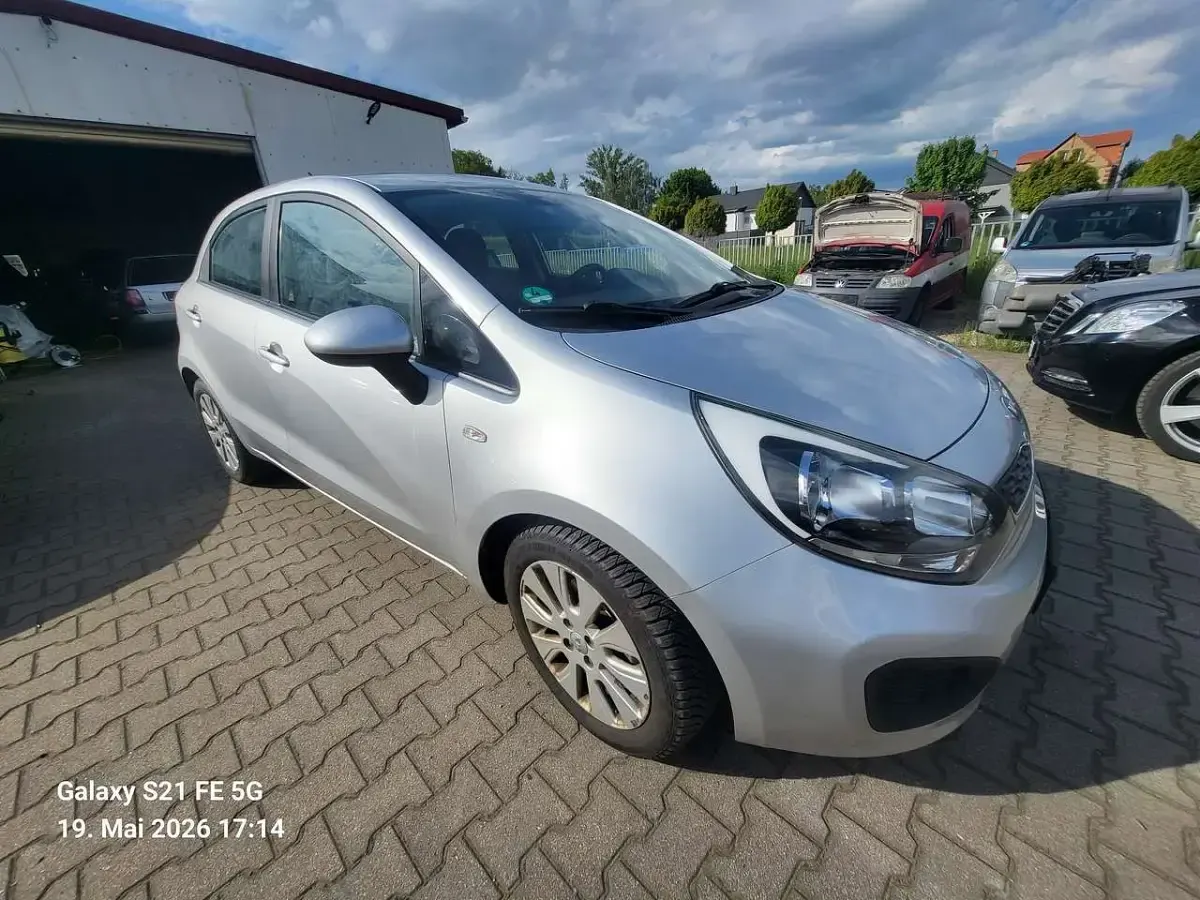 Gebraucht Kia Rio Edition 7 109 PS (80 kW) 2013 Brilliantsilber met. Kleinwagen