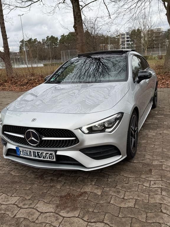 Grau Gebraucht 2021 Mercedes CLA200 Shooting Brake AMG line Kombi | 25.000 € (Guter Preis) - Bild 1/4