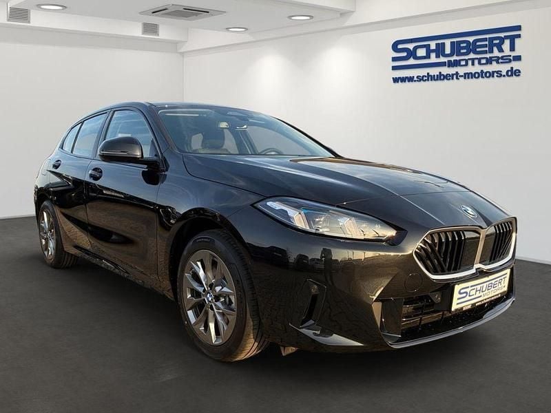Neu BMW 116 122 PS (89 kW) 2026 Black sapphire metallic Kleinwagen