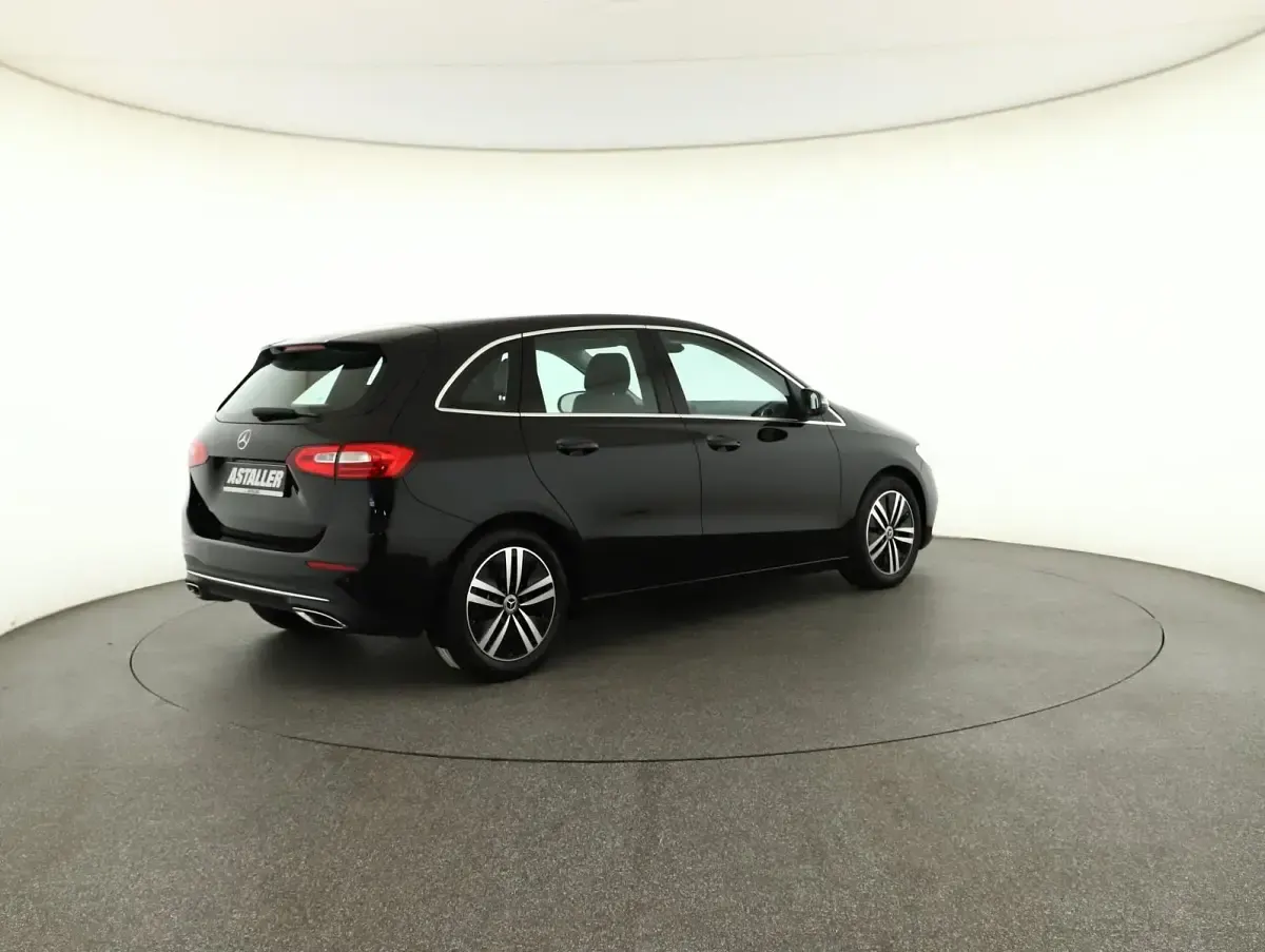 Gebraucht Mercedes B180 Progressive 136 PS (100 kW) 2022 Metalliclack kosmosschwarz (metallic) Kleinwagen