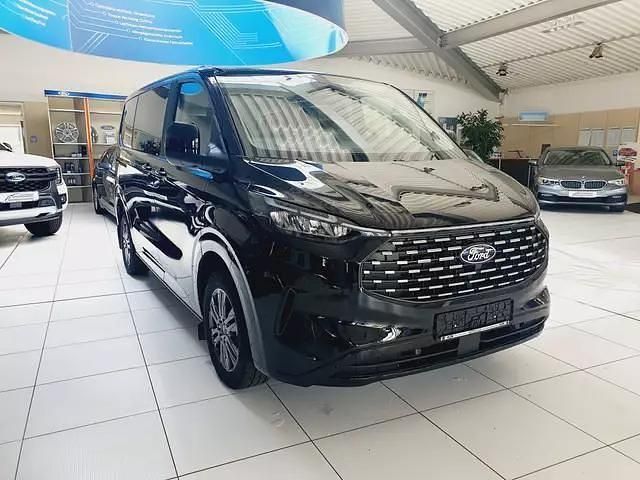 Neu Ford Tourneo Titanium 150 PS (110 kW) 2026 Artisan red Van / Kleinbus