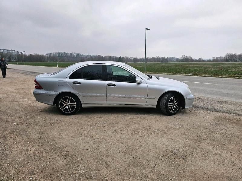 Silber Gebraucht 2006 Mercedes C180 Limousine | 3.000 € (Fairer Preis) - Bild 1/4