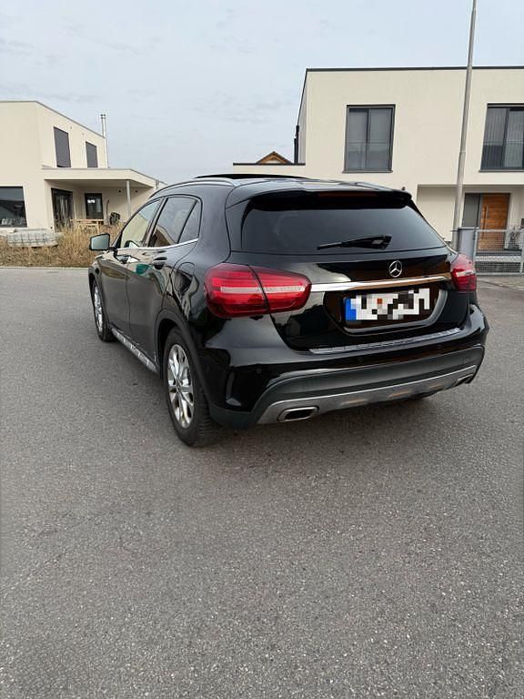 Gebraucht Mercedes GLA250 211 PS (155 kW) 2018 Schwarz SUV