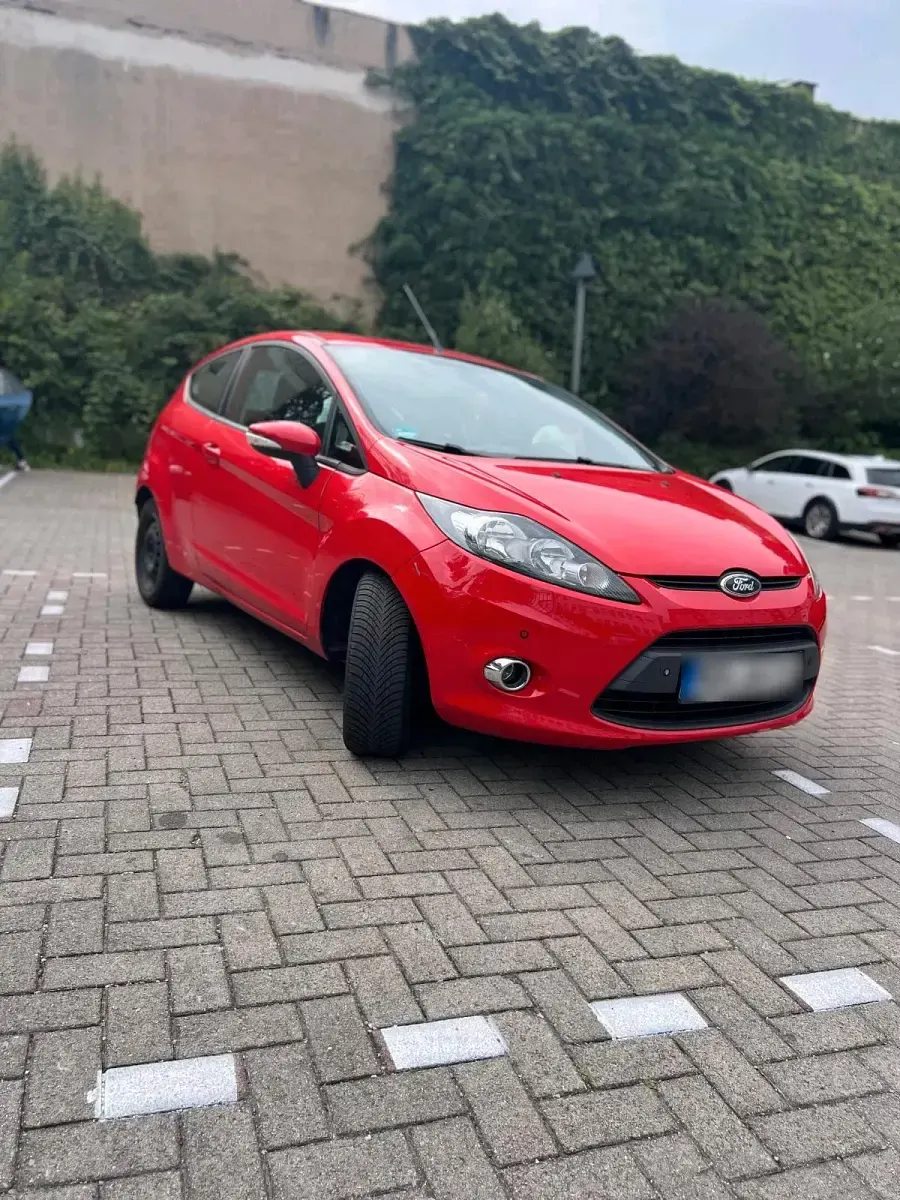 Gebraucht Ford Fiesta 90 PS (66 kW) 2011 Rot Kleinwagen