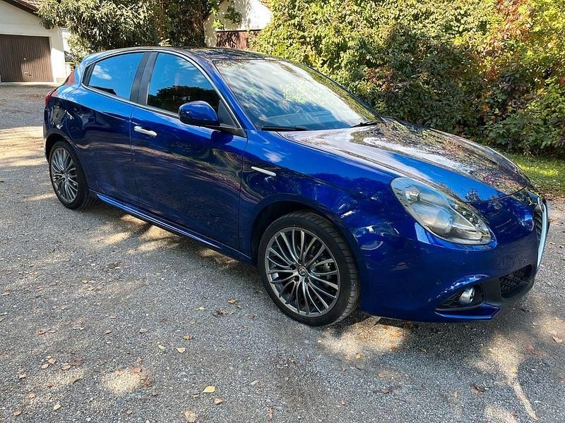 Blau Gebraucht 2017 Alfa Romeo Giulietta Super Kleinwagen | 15.000 € (Fairer Preis) - Bild 1/4