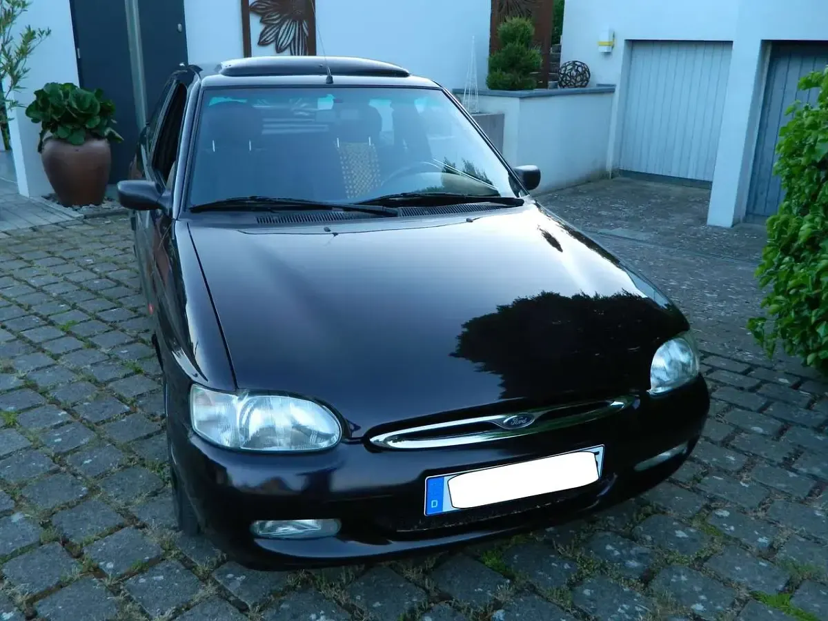Gebraucht Ford Escort 105 PS (77 kW) 1995 Violett Kleinwagen