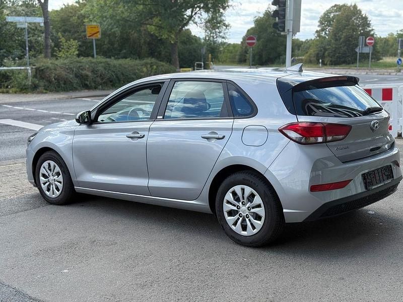 Silber Gebraucht 2021 Hyundai i30 Limousine | 9.900 € (Guter Preis) - Bild 1/4