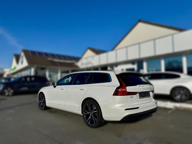 Gebraucht Volvo V60 197 PS (144 kW) 2024 Weiß metallic Kombi