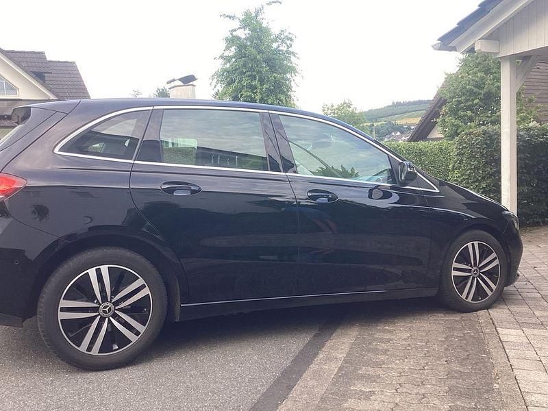 Gebraucht Mercedes B180 Progressive 116 PS (85 kW) 2020 Schwarz Van / Kleinbus