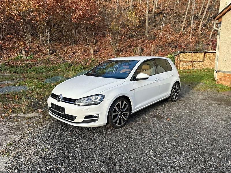 Weiß Gebraucht 2015 VW Golf VII Edition Limousine | 12.749 € (Etwas zu teuer) - Bild 1/4