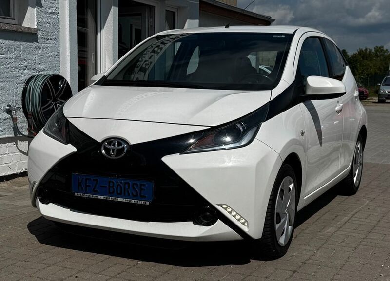 Weiß Gebraucht 2016 Toyota Aygo X-play Kleinwagen | 7.900 € (Fairer Preis) - Bild 1/4