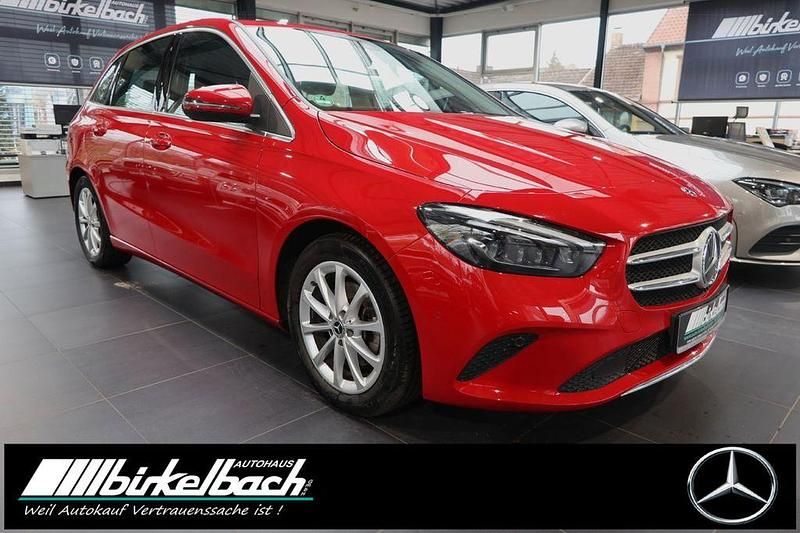 Gebraucht Mercedes B200 163 PS (119 kW) 2019 Rot Van / Kleinbus
