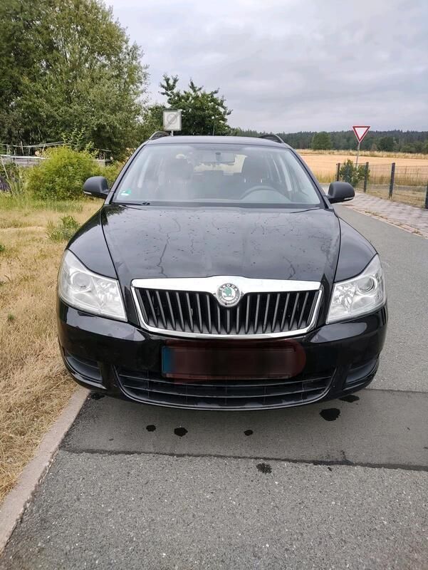 Schwarz Gebraucht 2010 Skoda Octavia Ambiente Kombi | 2.000 € (Superpreis) - Bild 1/4
