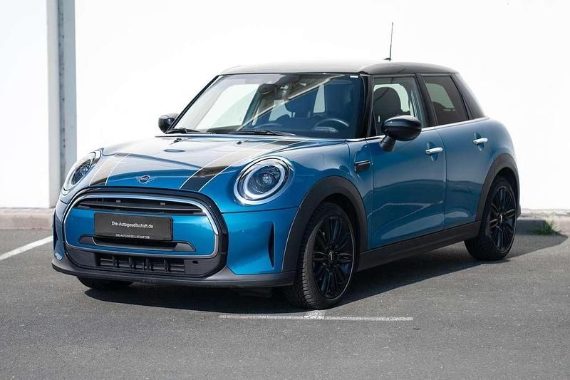 Gebraucht Mini Cooper Classic 136 PS (100 kW) 2023 Island blue metallic Kleinwagen