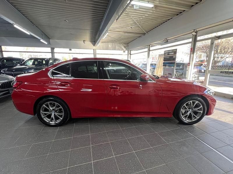 Melbournerot Gebraucht 2020 BMW 330e Luxury Line Kombi | 28.999 € (Fairer Preis) - Bild 1/4