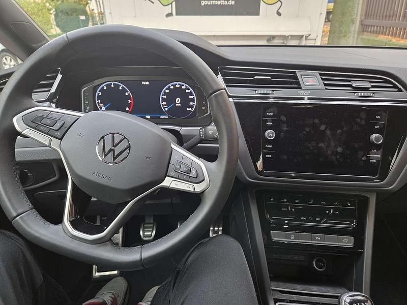 Gebraucht VW Touran Highline 150 PS (110 kW) 2024 Weiß Van / Kleinbus