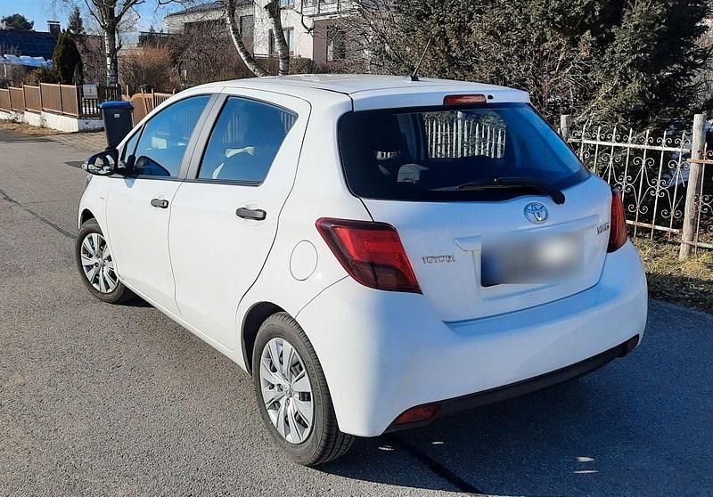 Gebraucht Toyota Yaris 69 PS (50 kW) 2016 Weiß Kleinwagen