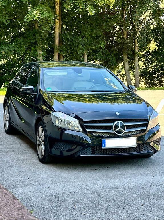 Schwarz Gebraucht 2014 Mercedes A180 Limousine | 9.990 € (Fairer Preis) - Bild 1/4