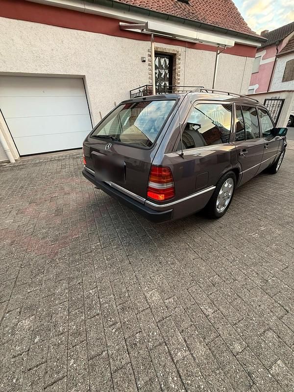 Second-hand Mercedes E220 150 CP (110 kW) 1992 Mov Break