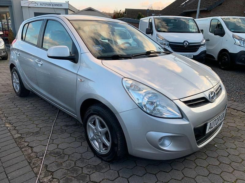Gebraucht Hyundai i20 Edition 77 PS (56 kW) 2010 Silber Limousine