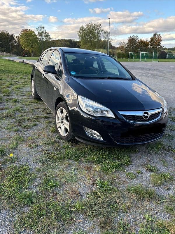 Schwarz Gebraucht 2010 Opel Astra Innovation Kombi | 4.590 € (Fairer Preis) - Bild 1/4