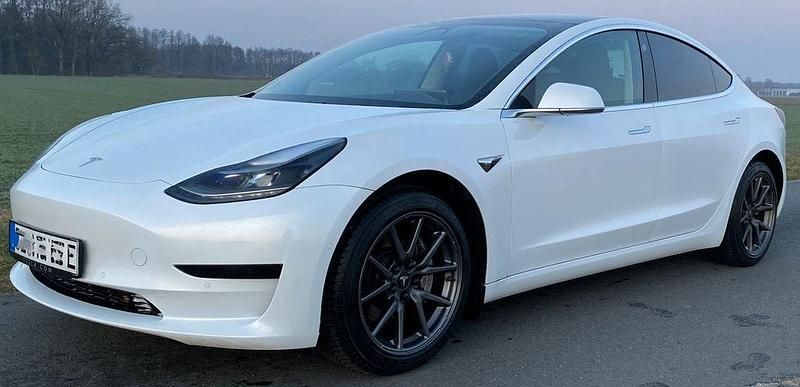 Weiß Gebraucht 2020 Tesla Model 3 Standard Range Plus Limousine | 22.499 € (Guter Preis) - Bild 1/4
