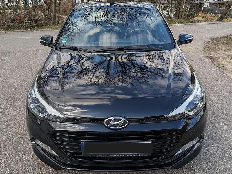 Gebraucht Hyundai i20 101 PS (74 kW) 2017 Schwarz Limousine