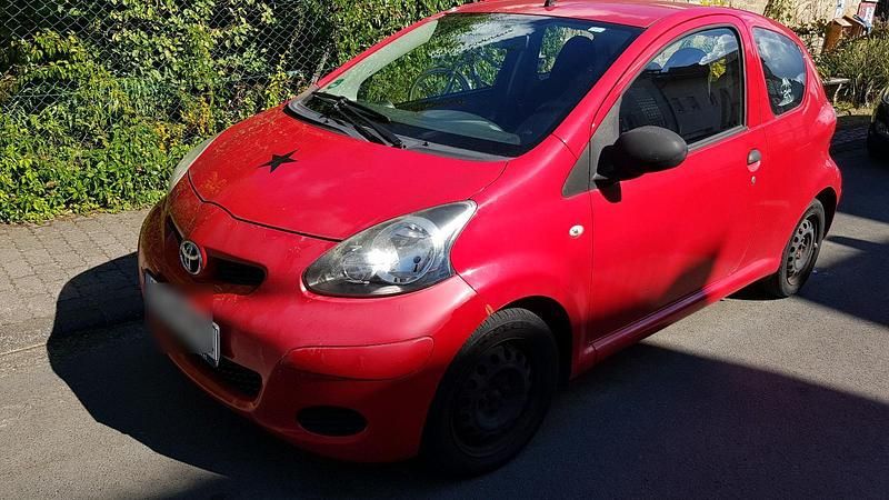 Rot Gebraucht 2010 Toyota Aygo Kleinwagen | 1.380 € (Guter Preis) - Bild 1/4