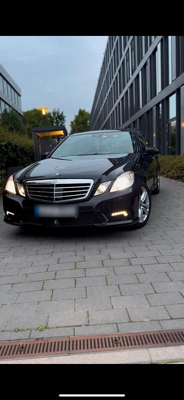 Schwarz Gebraucht 2010 Mercedes E350 Limousine | 24.950 € - Bild 1/4