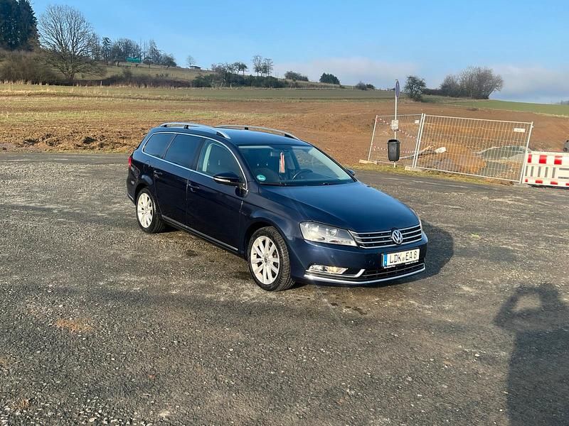 Gebraucht VW Passat Highline 160 PS (117 kW) 2012 Blau Kombi