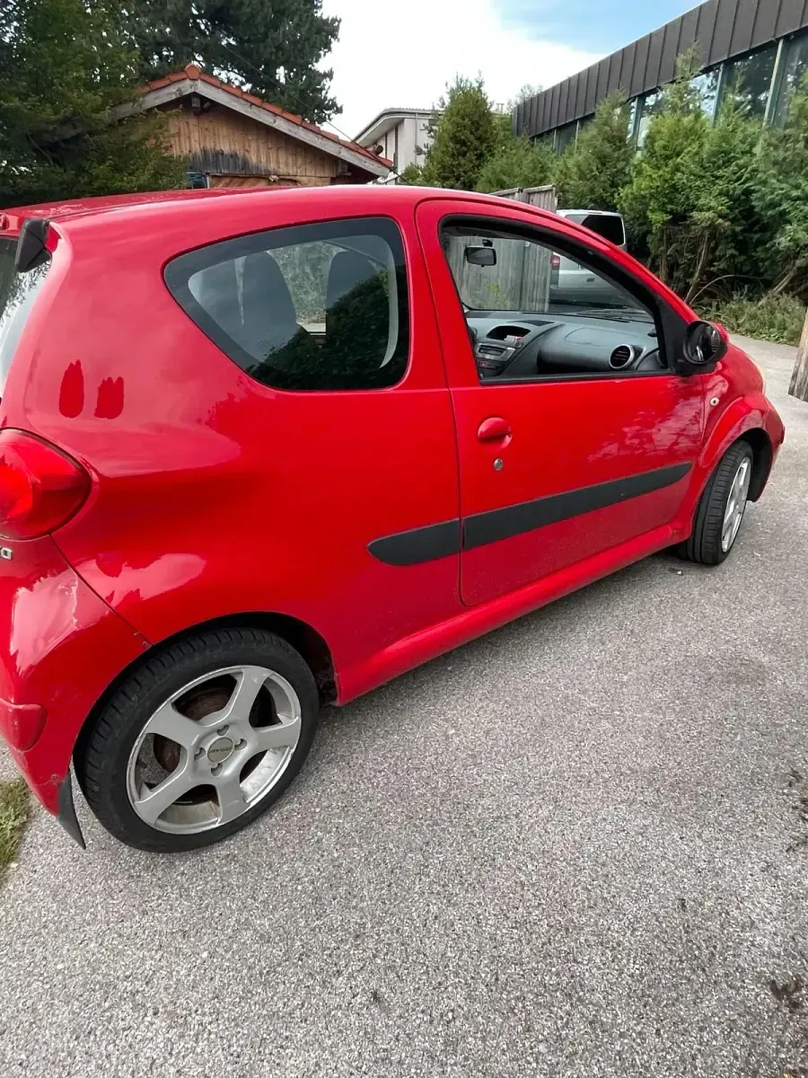 Gebraucht Toyota Aygo 68 PS (50 kW) 2007 Rot Kleinwagen