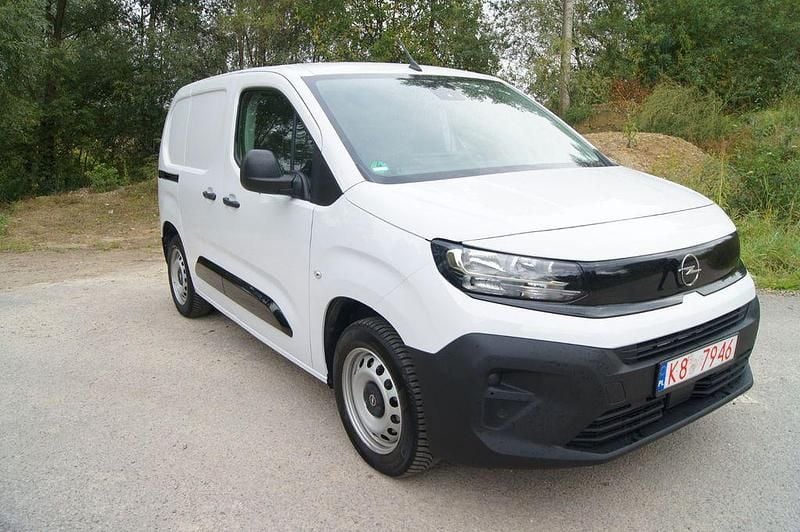 Weiß Gebraucht 2024 Opel Combo Basis Van / Kleinbus | 22.017 € (Guter Preis) - Bild 1/4