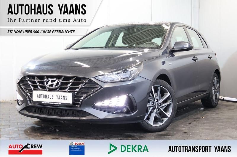 Grau Gebraucht 2023 Hyundai i30 Trend Limousine | 13.479 € (Guter Preis) - Bild 1/4