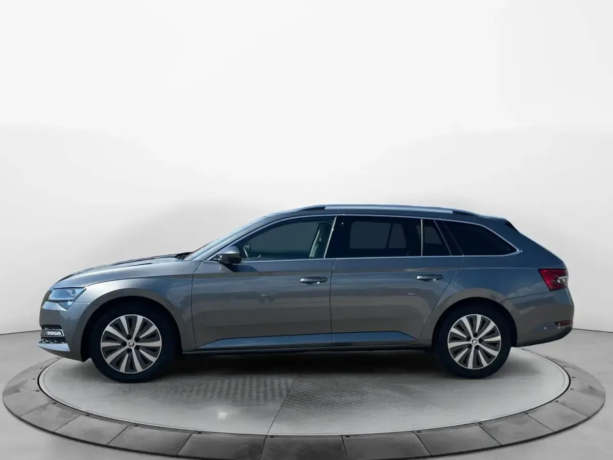 Gebraucht Skoda Superb Style 150 PS (110 kW) 2023 Graphitegrau metallic Kombi