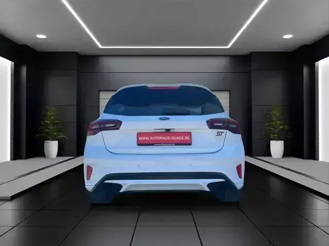 Używany Ford Focus ST 280 KM (205 kW) 2022 Biały Sedan/Limuzyna