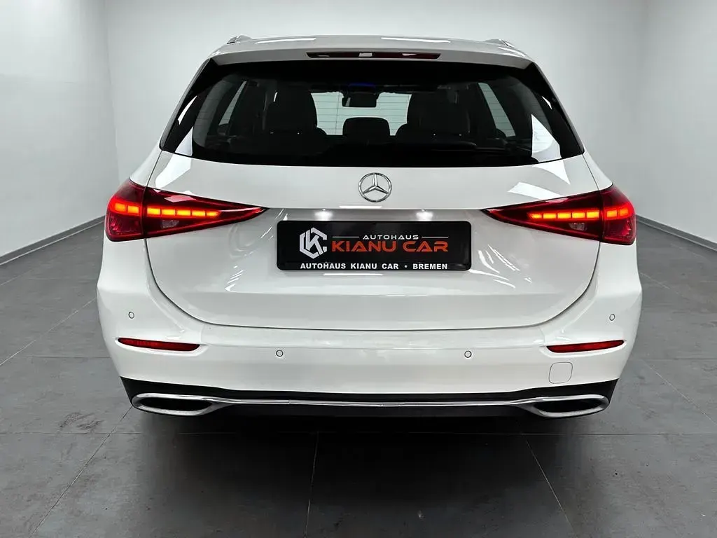 Gebraucht Mercedes 220 Avantgarde 200 PS (147 kW) 2022 Weiß Limousine