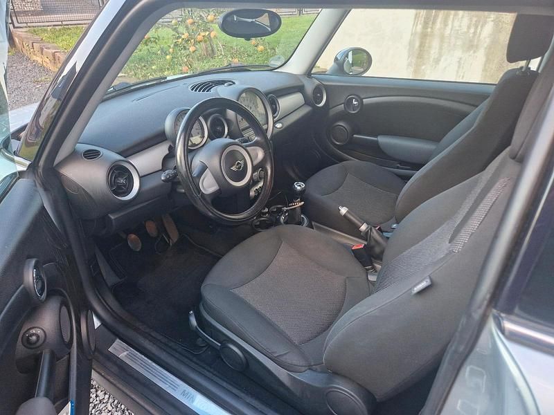 Silber Gebraucht 2006 Mini Clubman Kombi | 2.399 € - Bild 1/4